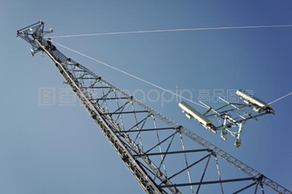 精密协同 机组人员安装天线吊杆与通讯设备全流程解析